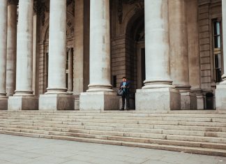 Banking system ‘cracks are appearing’ says Wall Street stalwart Person standing in front of a pillar