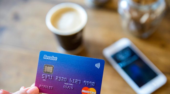 Revolut applies for UK banking licence